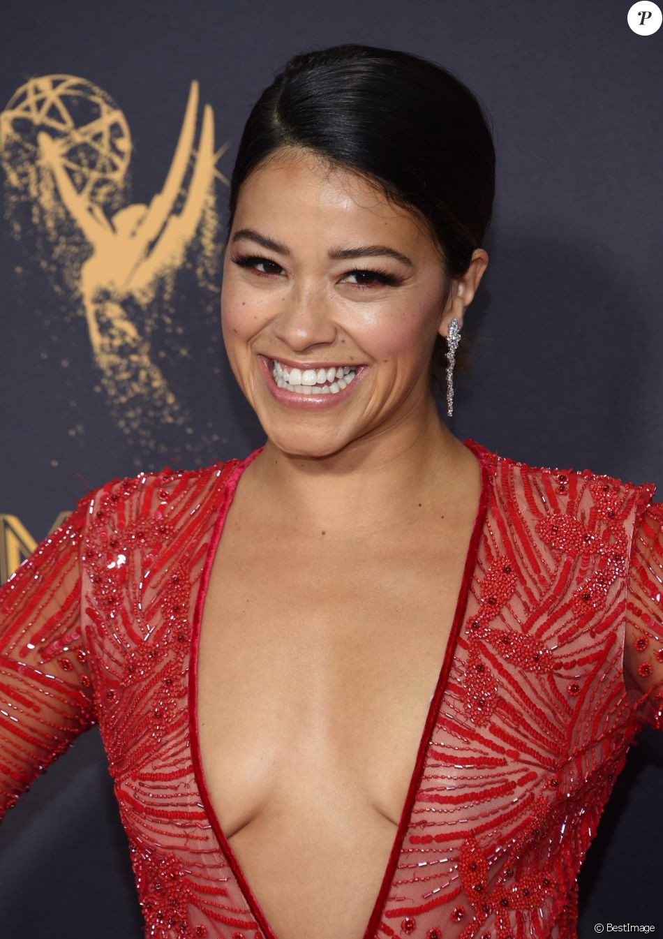 Gina Rodriguez à la 69ème soirée annuelle des Emmy awards au théâtre