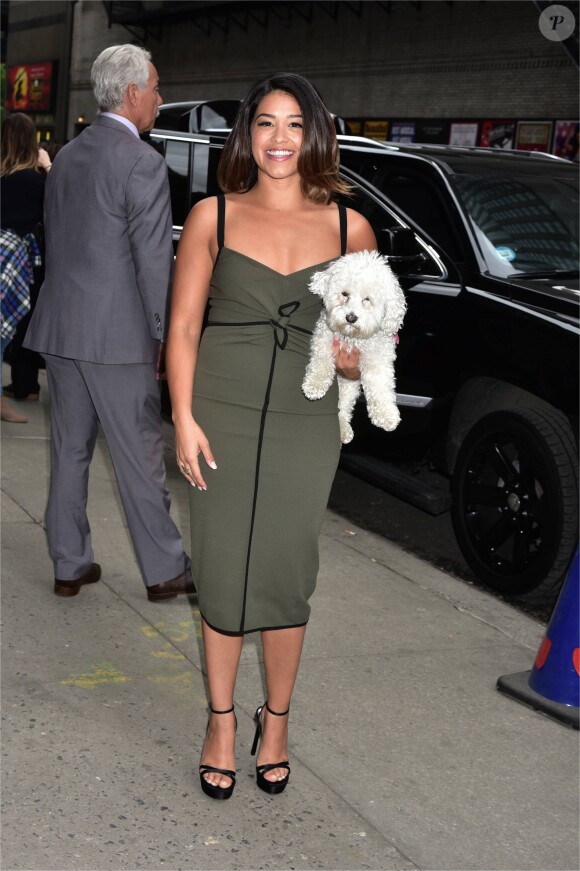 Gina Rodriguez arrive avec son petit caniche blanc à l'émission 'Late Show with Stephen Colbert' à New York, le 16 mai 2017 © CPA/Bestimage