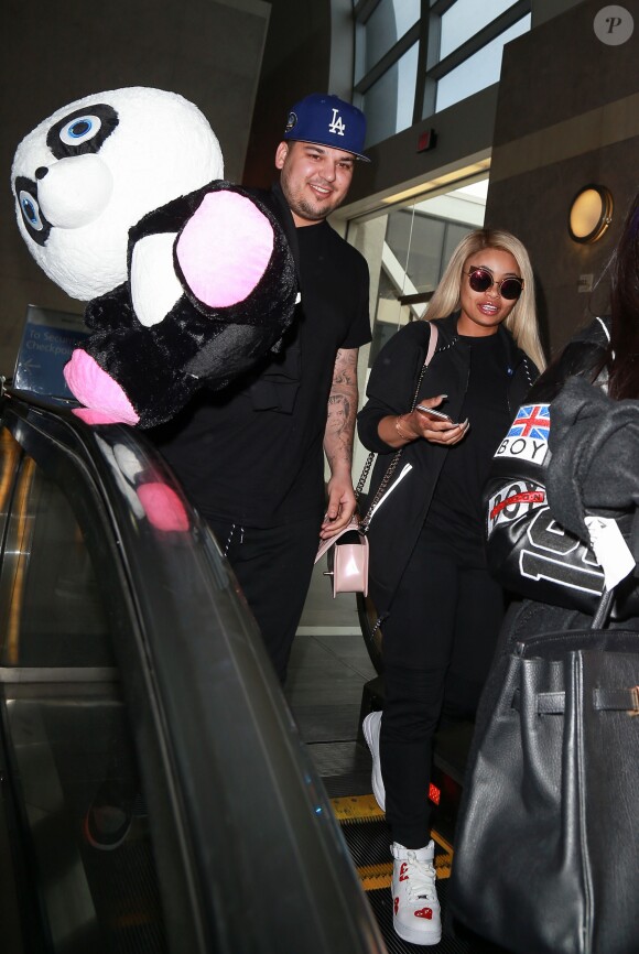 Rob Kardashian et sa compagne Blac Chyna arrivent à l'aéroport LAX de Los Angeles, le 27 Mars 2016.