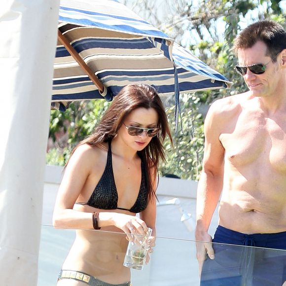 Cathriona White et Jim Carrey sur une plage de Malibu en septembre 2012