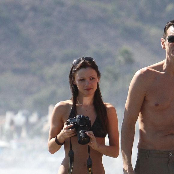 Cathriona White et Jim Carrey sur une plage de Malibu en septembre 2012