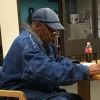 O.J. Simpson signe des papiere avant sa sortie de prison le 1er octobre 2017.