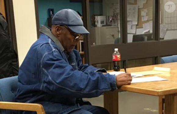 O.J. Simpson signe des papiere avant sa sortie de prison le 1er octobre 2017.
