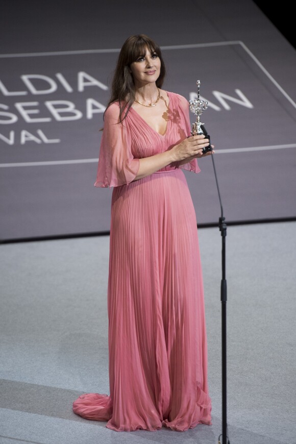 Monica Bellucci reçoit un "Lifetime achievement Donostia Award" pour saluer l'ensemble de sa carrière au 65ème Festival du Film de Saint-Sébastien, le 27 septembre 2017.
