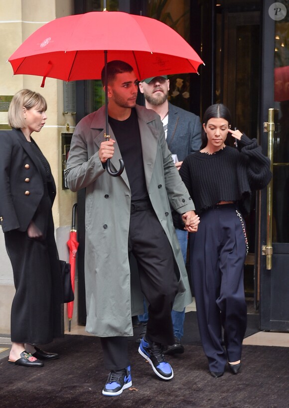 Kourtney Kardashian et son compagnon Younes Bendjima quittent leur hôtel pour se rendre sur le défilé Haider Ackerman à Paris le 30 septembre 2017. 