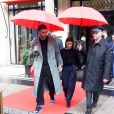 Kourtney Kardashian et son compagnon Younes Bendjima quittent leur hôtel pour se rendre sur le défilé Haider Ackerman à Paris le 30 septembre 2017.  