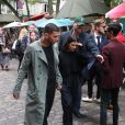 Kourtney Kardashian et compagnon Younes Bendjima se baladent main dans la main dans le quartier de Montmartre entourés de leurs gardes du corps et suivis par de nombreux fans à Paris le 30 septembre 2017. Ils ont découvert la célèbre place du Tertre et ses artistes.
