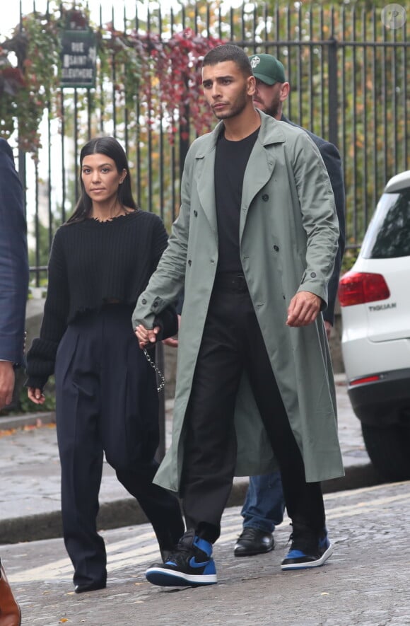 Kourtney Kardashian et compagnon Younes Bendjima se baladent main dans la main dans le quartier de Montmartre entourés de leurs gardes du corps et suivis par de nombreux fans à Paris le 30 septembre 2017. Ils ont découvert la célèbre place du Tertre et ses artistes.