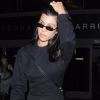 Kourtney Kardashian arrive à l'aéroport de LAX à Los Angeles après un séjour à Paris. La star de téléréalité est toute de noir vêtue. Elle porte une valise à roulettes Louis Vuitton, le 1er octobre 2017.