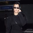 Kourtney Kardashian arrive à l'aéroport de LAX à Los Angeles après un séjour à Paris. La star de téléréalité est toute de noir vêtue. Elle porte une valise à roulettes Louis Vuitton, le 1er octobre 2017.