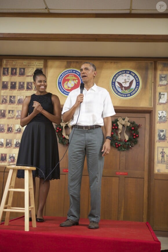 Barack et Michelle Obama ont passé une partie du 25 décembre dernier avec des soldats dans une base de Hawaii le 25 décembre 2015.