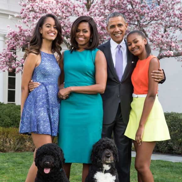 Le président américain Barack Obama, sa femme Michelle Obama et leurs filles Malia et Sasha posent en famille avec leurs chiens Bo et Sunny dans le jardin Rose de la Maison Blanche le dimanche de Pâques, à Washington, le 5 avril 2015.