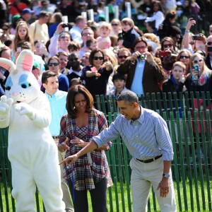 Barack Obama, Michelle Obama - Barack Obama lance la traditionnelle chasse aux oeufs dans les jardins de la Maison Blanche, le 21 avril 2014.