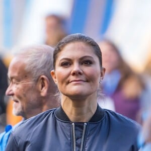 La princesse héritière Victoria de Suède, accompagnée par son mari le prince Daniel, inaugurait le 4 octobre 2017 un parcours d'obstacles dans la forêt du parc Haga à Solna à l'occasion du 125e anniversaire de l'association Friluftsframjandet, dont elle est la marraine.