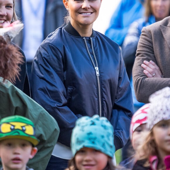 La princesse héritière Victoria de Suède, accompagnée par son mari le prince Daniel, inaugurait le 4 octobre 2017 un parcours d'obstacles dans la forêt du parc Haga à Solna à l'occasion du 125e anniversaire de l'association Friluftsframjandet, dont elle est la marraine.