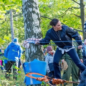 La princesse héritière Victoria de Suède, accompagnée par son mari le prince Daniel, inaugurait le 4 octobre 2017 un parcours d'obstacles dans la forêt du parc Haga à Solna à l'occasion du 125e anniversaire de l'association Friluftsframjandet, dont elle est la marraine.