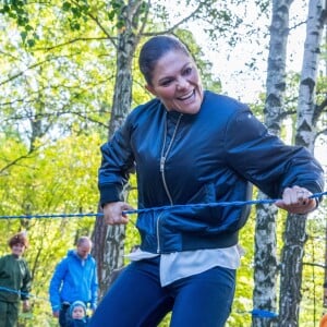 La princesse héritière Victoria de Suède, accompagnée par son mari le prince Daniel, inaugurait le 4 octobre 2017 un parcours d'obstacles dans la forêt du parc Haga à Solna à l'occasion du 125e anniversaire de l'association Friluftsframjandet, dont elle est la marraine.