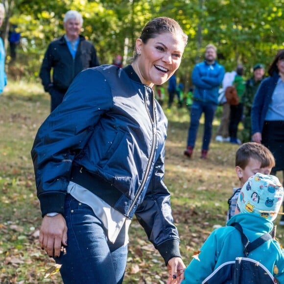 La princesse héritière Victoria de Suède, accompagnée par son mari le prince Daniel, inaugurait le 4 octobre 2017 un parcours d'obstacles dans la forêt du parc Haga à Solna à l'occasion du 125e anniversaire de l'association Friluftsframjandet, dont elle est la marraine.