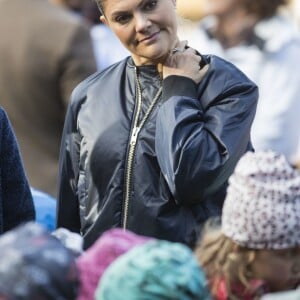 La princesse héritière Victoria de Suède, accompagnée par son mari le prince Daniel, inaugurait le 4 octobre 2017 un parcours d'obstacles dans la forêt du parc Haga à Solna à l'occasion du 125e anniversaire de l'association Friluftsframjandet, dont elle est la marraine.