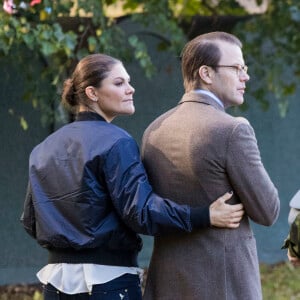 La princesse héritière Victoria de Suède lors d'un moment de tendresse avec son mari le prince Daniel alors qu'elle inaugurait le 4 octobre 2017 un parcours d'obstacles dans la forêt du parc Haga à Solna à l'occasion du 125e anniversaire de l'association Friluftsframjandet, dont elle est la marraine.