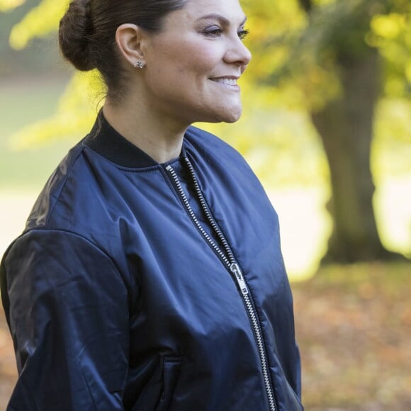 La princesse héritière Victoria de Suède, accompagnée par son mari le prince Daniel, inaugurait le 4 octobre 2017 un parcours d'obstacles dans la forêt du parc Haga à Solna à l'occasion du 125e anniversaire de l'association Friluftsframjandet, dont elle est la marraine.