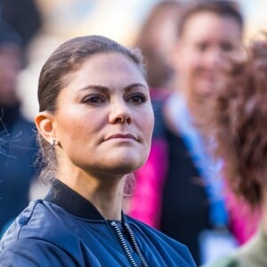 La princesse héritière Victoria de Suède, accompagnée par son mari le prince Daniel, inaugurait le 4 octobre 2017 un parcours d'obstacles dans la forêt du parc Haga à Solna à l'occasion du 125e anniversaire de l'association Friluftsframjandet, dont elle est la marraine.