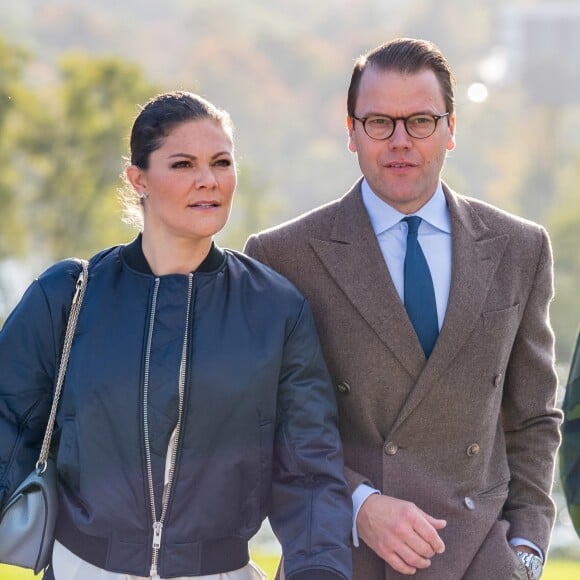 La princesse héritière Victoria de Suède, accompagnée par son mari le prince Daniel, inaugurait le 4 octobre 2017 un parcours d'obstacles dans la forêt du parc Haga à Solna à l'occasion du 125e anniversaire de l'association Friluftsframjandet, dont elle est la marraine.