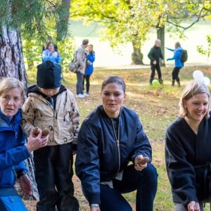 La princesse héritière Victoria de Suède, accompagnée par son mari le prince Daniel, inaugurait le 4 octobre 2017 un parcours d'obstacles dans la forêt du parc Haga à Solna à l'occasion du 125e anniversaire de l'association Friluftsframjandet, dont elle est la marraine.