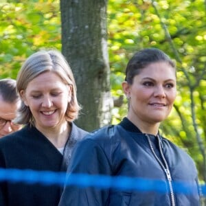 La princesse héritière Victoria de Suède, accompagnée par son mari le prince Daniel, inaugurait le 4 octobre 2017 un parcours d'obstacles dans la forêt du parc Haga à Solna à l'occasion du 125e anniversaire de l'association Friluftsframjandet, dont elle est la marraine.