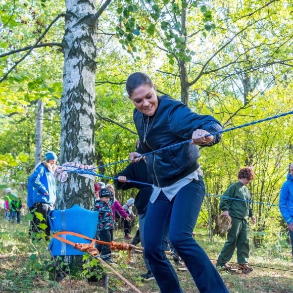 La princesse héritière Victoria de Suède, accompagnée par son mari le prince Daniel, inaugurait le 4 octobre 2017 un parcours d'obstacles dans la forêt du parc Haga à Solna à l'occasion du 125e anniversaire de l'association Friluftsframjandet, dont elle est la marraine.