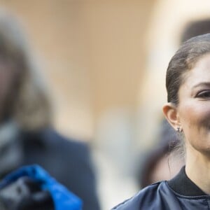 La princesse héritière Victoria de Suède, accompagnée par son mari le prince Daniel, inaugurait le 4 octobre 2017 un parcours d'obstacles dans la forêt du parc Haga à Solna à l'occasion du 125e anniversaire de l'association Friluftsframjandet, dont elle est la marraine.