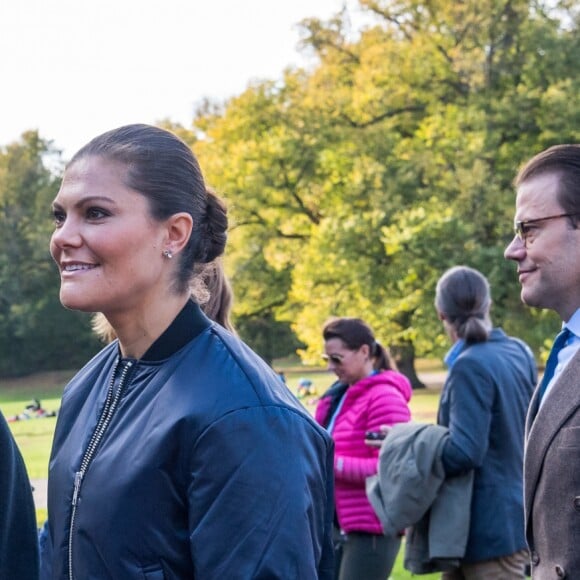 La princesse héritière Victoria de Suède, accompagnée par son mari le prince Daniel, inaugurait le 4 octobre 2017 un parcours d'obstacles dans la forêt du parc Haga à Solna à l'occasion du 125e anniversaire de l'association Friluftsframjandet, dont elle est la marraine.