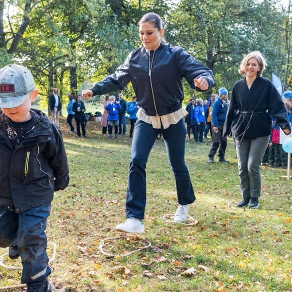 La princesse héritière Victoria de Suède, accompagnée par son mari le prince Daniel, inaugurait le 4 octobre 2017 un parcours d'obstacles dans la forêt du parc Haga à Solna à l'occasion du 125e anniversaire de l'association Friluftsframjandet, dont elle est la marraine.