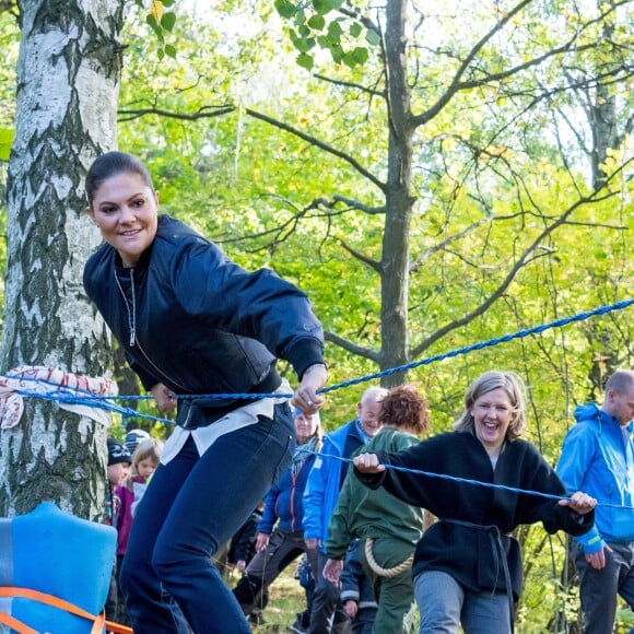 La princesse héritière Victoria de Suède, accompagnée par son mari le prince Daniel, inaugurait le 4 octobre 2017 un parcours d'obstacles dans la forêt du parc Haga à Solna à l'occasion du 125e anniversaire de l'association Friluftsframjandet, dont elle est la marraine.