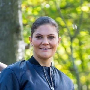 La princesse héritière Victoria de Suède, accompagnée par son mari le prince Daniel, inaugurait le 4 octobre 2017 un parcours d'obstacles dans la forêt du parc Haga à Solna à l'occasion du 125e anniversaire de l'association Friluftsframjandet, dont elle est la marraine.