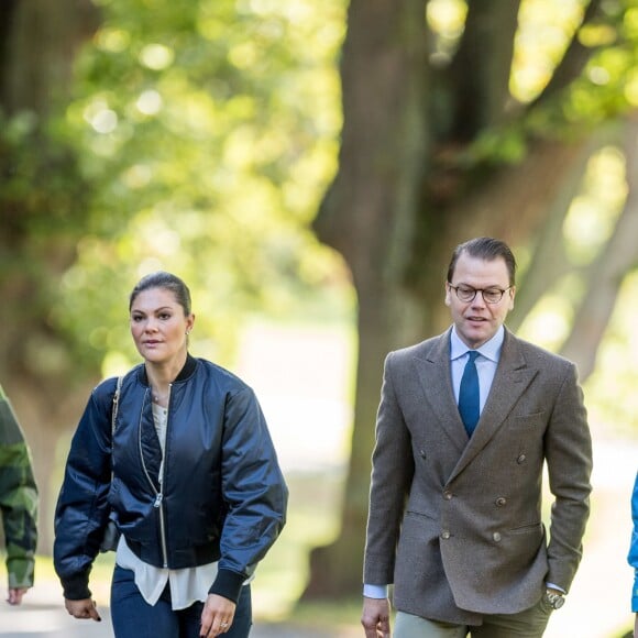 La princesse héritière Victoria de Suède, accompagnée par son mari le prince Daniel, inaugurait le 4 octobre 2017 un parcours d'obstacles dans la forêt du parc Haga à Solna à l'occasion du 125e anniversaire de l'association Friluftsframjandet, dont elle est la marraine.