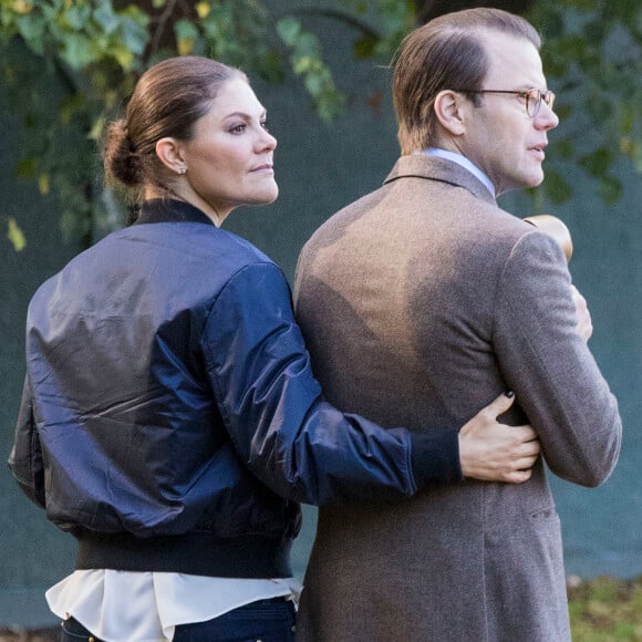 La princesse héritière Victoria de Suède lors d'un moment de tendresse avec son mari le prince Daniel alors qu'elle inaugurait le 4 octobre 2017 un parcours d'obstacles dans la forêt du parc Haga à Solna à l'occasion du 125e anniversaire de l'association Friluftsframjandet, dont elle est la marraine.