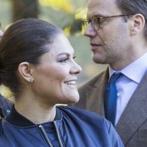 La princesse héritière Victoria de Suède, accompagnée par son mari le prince Daniel, inaugurait le 4 octobre 2017 un parcours d'obstacles dans la forêt du parc Haga à Solna à l'occasion du 125e anniversaire de l'association Friluftsframjandet, dont elle est la marraine.