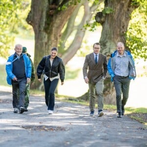 La princesse héritière Victoria de Suède, accompagnée par son mari le prince Daniel, inaugurait le 4 octobre 2017 un parcours d'obstacles dans la forêt du parc Haga à Solna à l'occasion du 125e anniversaire de l'association Friluftsframjandet, dont elle est la marraine.