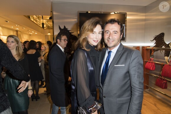 Elsa Zylberstein et Bernard Montiel - Tod's dévoile sa nouvelle collection de sacs à main Pop Up "Sella" dans sa boutique rue du Faubourg-Saint-Honoré à Paris, France, le 2 octobre 2017. © Pierre Perusseau/Bestimage