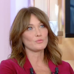 Carna Bruni sur le plateau de "C à vous" sur France 5, le 6 octobre 2017. Elle y fait une belle déclaration d'amour à Nicolas Sarkozy.