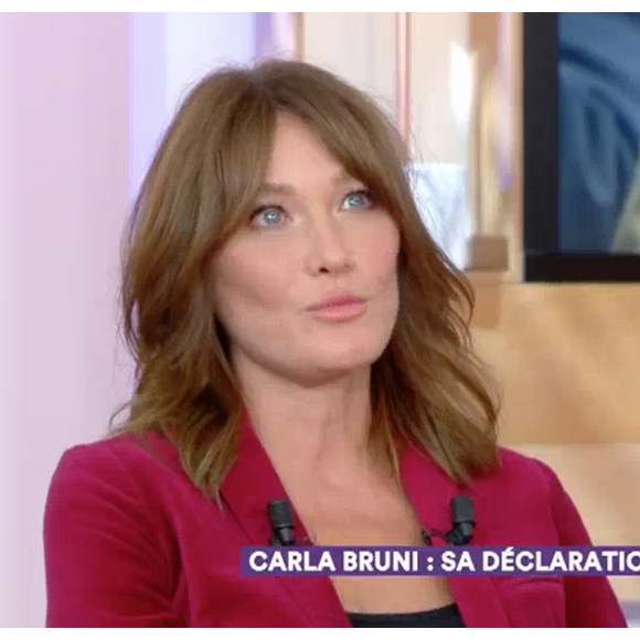 Carna Bruni sur le plateau de "C à vous" sur France 5, le 6 octobre 2017. Elle y fait une belle déclaration d'amour à Nicolas Sarkozy.