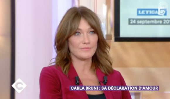 Carna Bruni sur le plateau de "C à vous" sur France 5, le 6 octobre 2017. Elle y fait une belle déclaration d'amour à Nicolas Sarkozy.