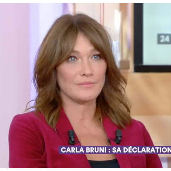 Carna Bruni sur le plateau de "C à vous" sur France 5, le 6 octobre 2017. Elle y fait une belle déclaration d'amour à Nicolas Sarkozy.