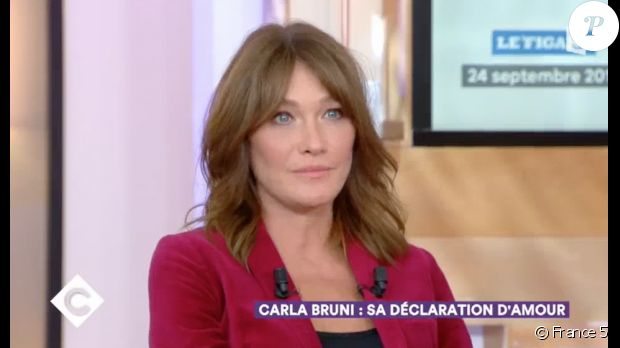 Carna Bruni sur le plateau de &quot;C à vous&quot; sur France 5, le 6 octobre 2017. Elle y fait une belle déclaration d&#039;amour à Nicolas Sarkozy.