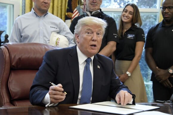 Donald Trump dans le bureau ovale de la Maison Blanche à Washington le 6 octobre 2017.