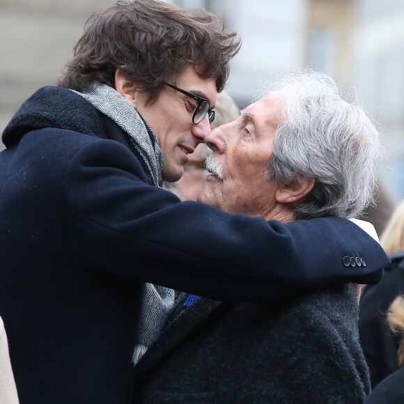 Hugo Gélin (Petit-fils de Danièle Delorme) et Jean Rochefort - Obsèques de Danièle Delorme en l'église de Saint-Germain-des Prés à Paris. Le 23 octobre 2015.
