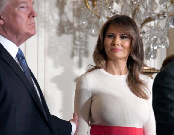 Donald Trump, accompagné de sa femme Mélania, prononce un discours lors d'une célébration pour les Hispaniques à la Maison Blanche à Washington le 6 octobre 2017.