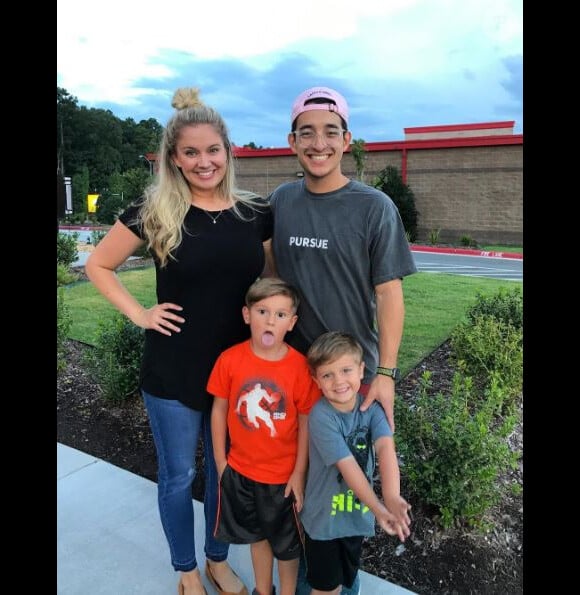 Tiffany Thornton pose avec ses deux fils et son mari Josiah Capaci. Août 2017