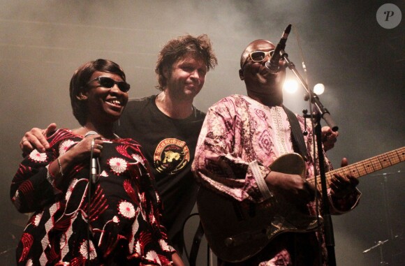 Bertrant Cantat sur scène avec Amadou et Mariam à Langon, le 29 juillet 2012.